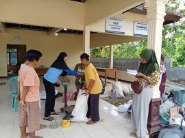 PENIMBANGAN PERDANA BANK SAMPAH PADUKUHAN BANDUNG DISAMBUT ANTUSIAS WARGA